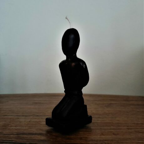 Homme à genoux noir