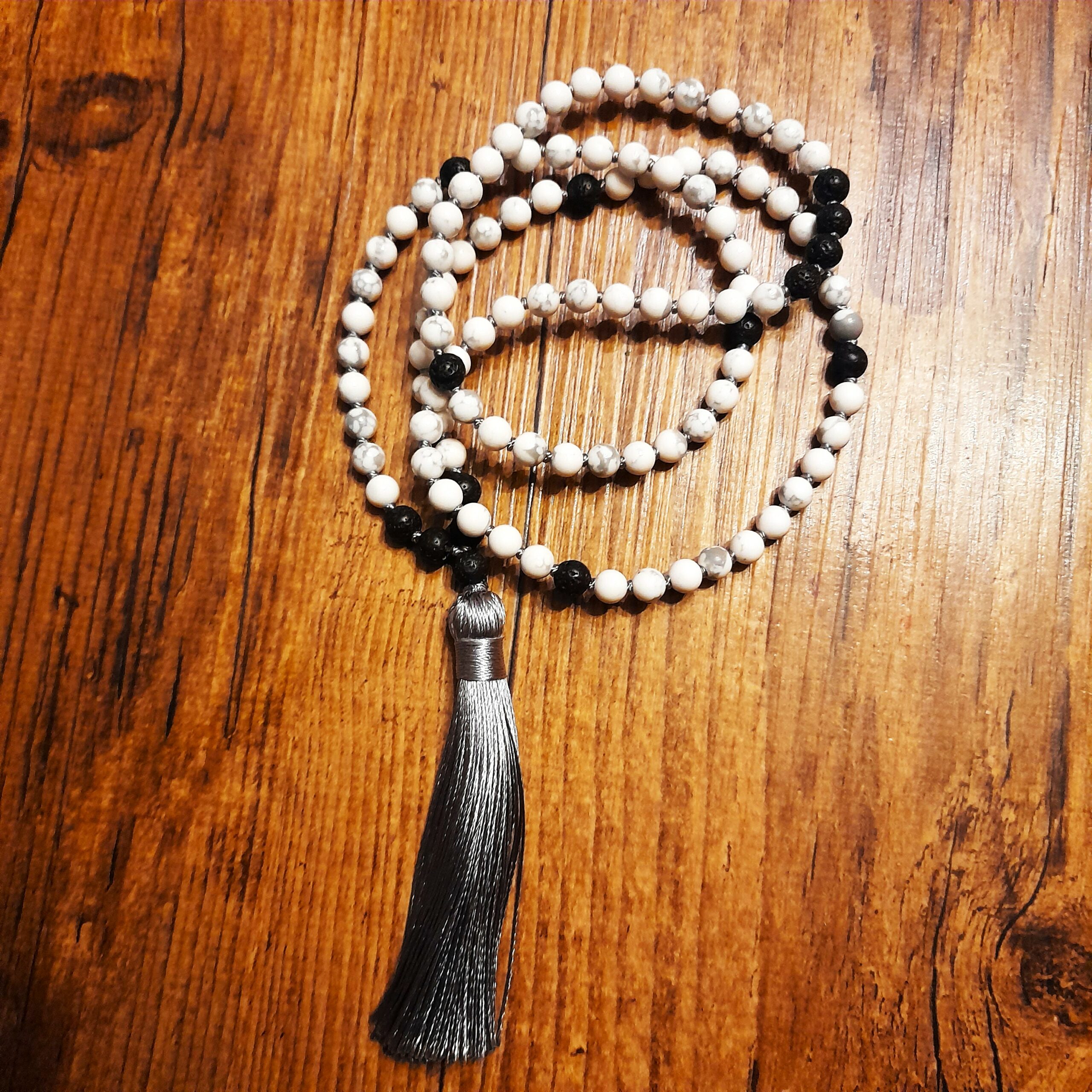 mala howlite et pierre de lave